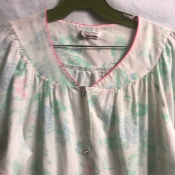 2 Pockets Gown robe snaps up has paint spots s/m - Picture 11 of 12